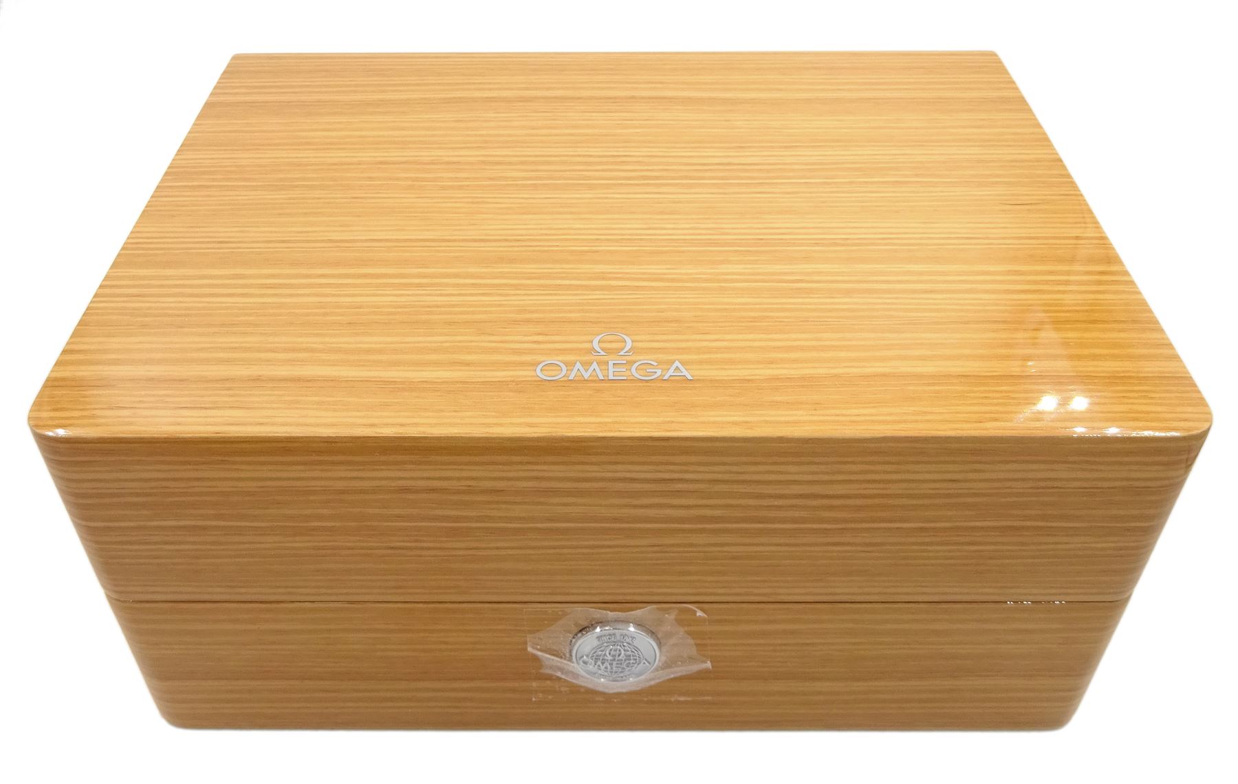 Omega De Ville Hour Vision gentleman's stainless steel automatic wristwatch, Cal. 8900, Ref. 433.33.41.21.03.001, serial No. 87712187, blue dial with date aperture, on original blue leather strap and stainless steel foldover clasp, boxed with papers and warranty card dated 2020