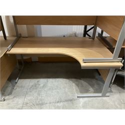 Set of three right hand return oak effect office desks. - THIS LOT IS TO BE COLLECTED BY APPOINTMENT FROM DUGGLEBY STORAGE, GREAT HILL, EASTFIELD, SCARBOROUGH, YO11 3TX