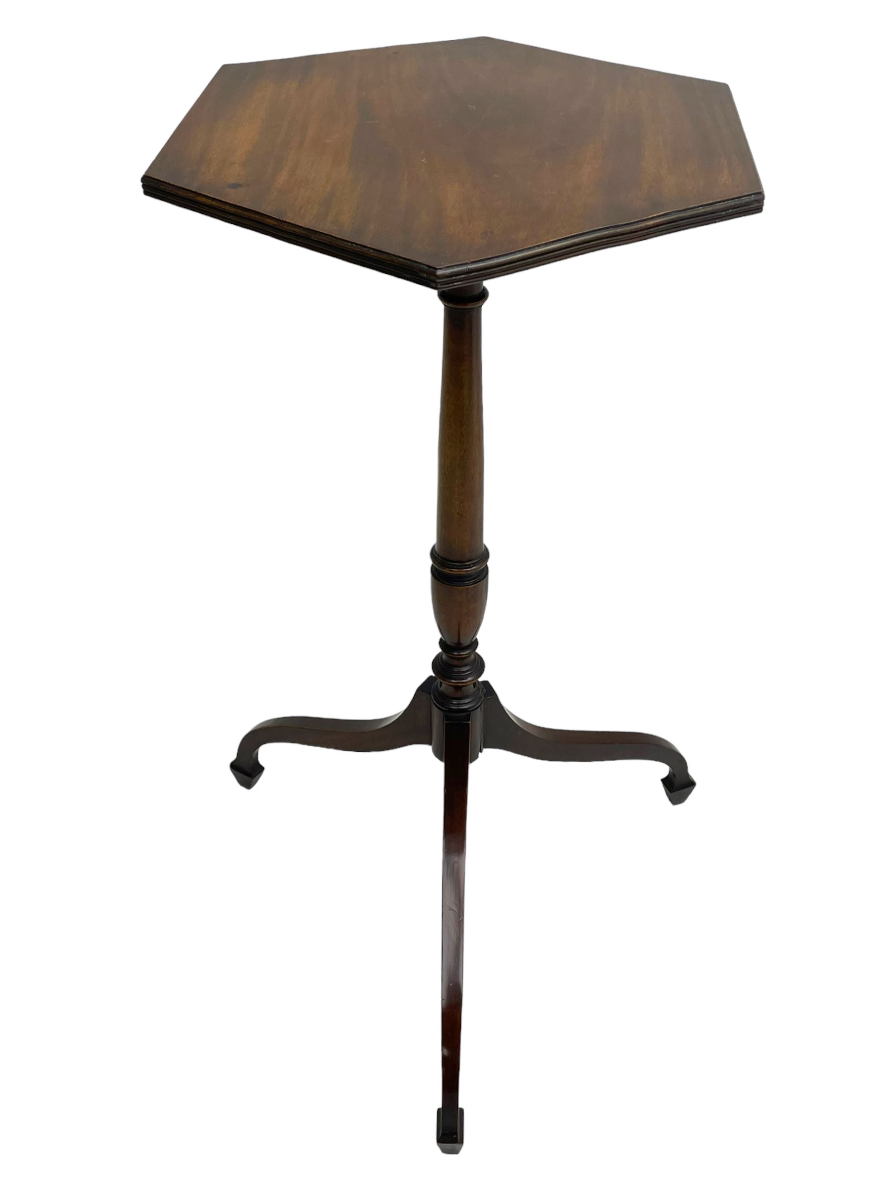 Fine Georgian design mahogany pedestal table, hexagonal top with reeded moulded edge, raised on a slim turned vasiform column with splayed tripod base and spade feet