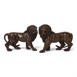 Pair of bronze lions, H24cm, L32cm
