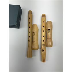 Moeck Flauto Leggero Barock Sopran 223L two-piece maple recorder in carrying pouch; and Moeck Nr.121 Barocke Griffweise two-piece maple school recorder, boxed with slipcase (2)