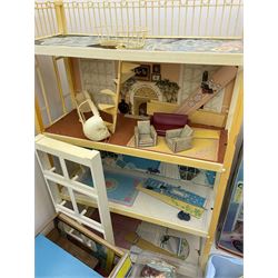 Quantity of Sindy toys to include ‘Sindy’s House’, ‘Magic Cooker’ and ‘Bathroom Gift Set’, ‘Range Rover’ all boxed, quantity of other Sindy toys, accessories and dolls, some boxed etc