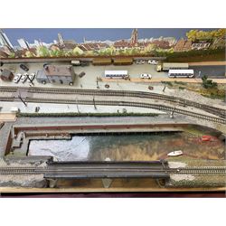 'Z' gauge continental scenic layout with folding legs, various loops of track and sidings with overhead cables, buildings including water tower, tunnels, roads with motor vehicles and figures, trees, haven with boats, backdrop diving wall hiding control units 150 x 50cm