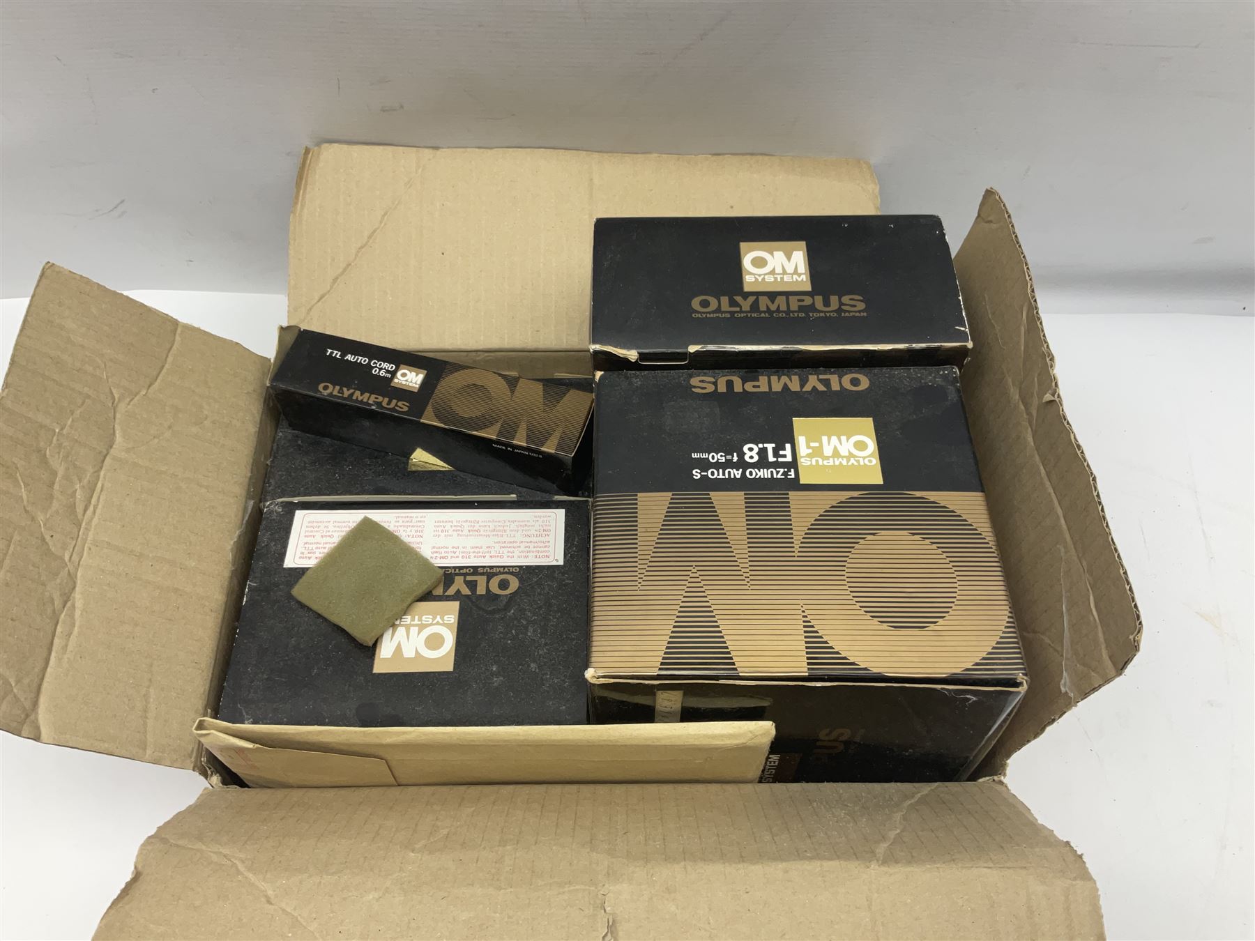 Collection of camera bodies and lenses, to include Olympus OM-1 camera body, serial no 106567, with 'Olympus OM-System F.Zuiko Auto-S 1:1.8 f=50mm' lens, serial no 135097,  Zenit-B camera body, serial no 71017867, with 'Helios-44-2 2/58' serial no 7500040, Voigtlander Vito B camera body, with 'Voigtlander Colour Skopar 1:2.8/50' lens, 'Olympus OM-System Zuiko Auto-Zoom 1:4 f=75-150mm' lens serial no 104321, 'Tamron SP 35-210mm 1:3.5-4.2' lens etc 