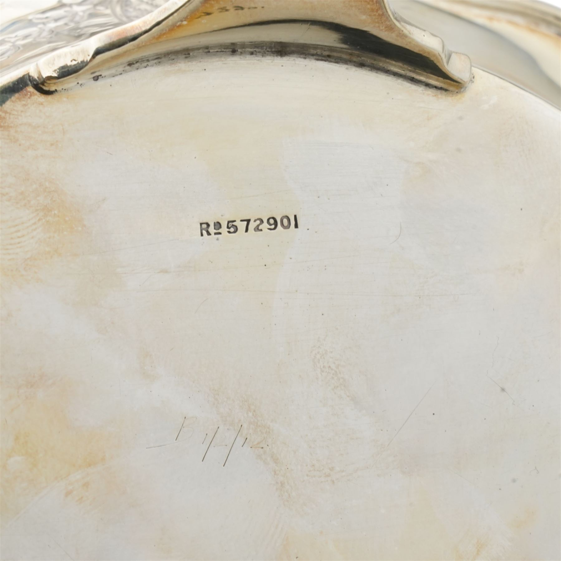 Silver bowl with scalloped edge and engraved decoration on four bracket shape feet D15cm Sheffield 1911 Maker Elkington & Co