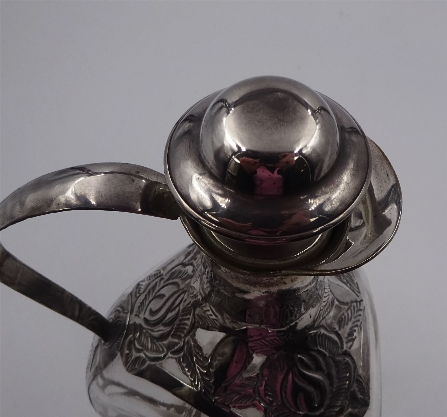20th century Mexican silver overlaid Dimple whisky decanter/jug with stopper, the glass body overlaid with pierced floral silver decoration, with silver C handle and silver stopper, stamped 925 to base, H23.5cm