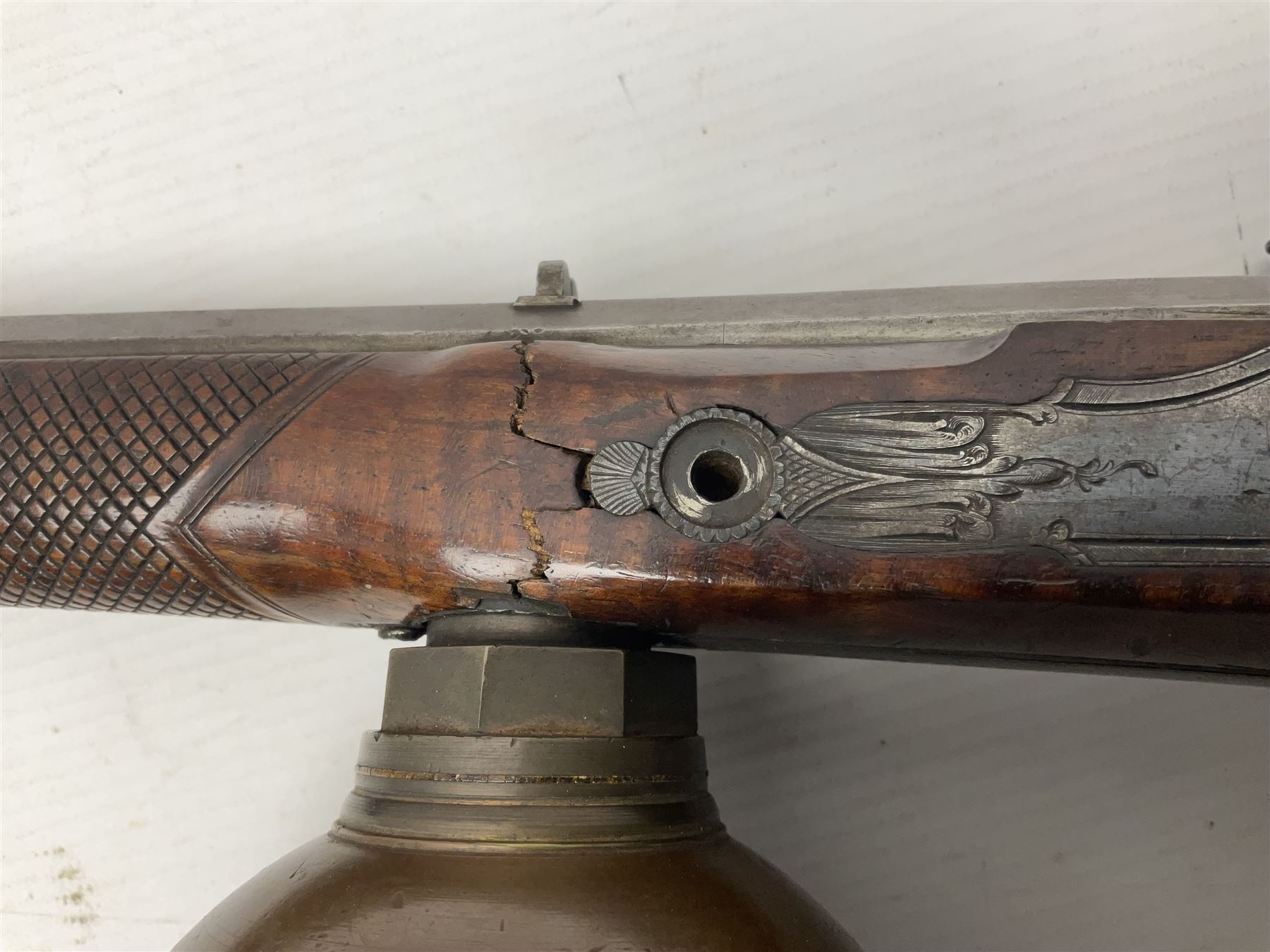 Late 18th/early 19th century Wallis (of Hull) muzzle loading air rifle with medially ribbed copper round ball reservoir, the 86cm (34