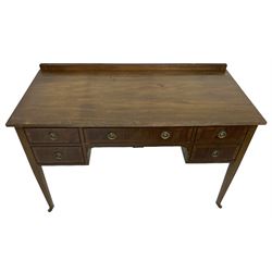 Edwardian mahogany kneehole dressing table or desk, reed moulded rectangular top over five drawers, on square tapering supports with brass castors 