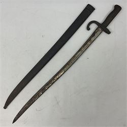 French 1866 pattern sabre bayonet with 57cm fullered steel curving blade dated 1875, in steel scabbard L71cm overall