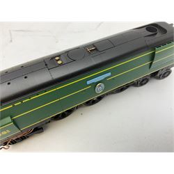 Hornby '00' gauge - Battle of Britain Class 4-6-2 locomotive '92 Squadron' No.34081; and Class 9F 2-10-0 locomotive No.92239 with weathered finish; both boxed (2)