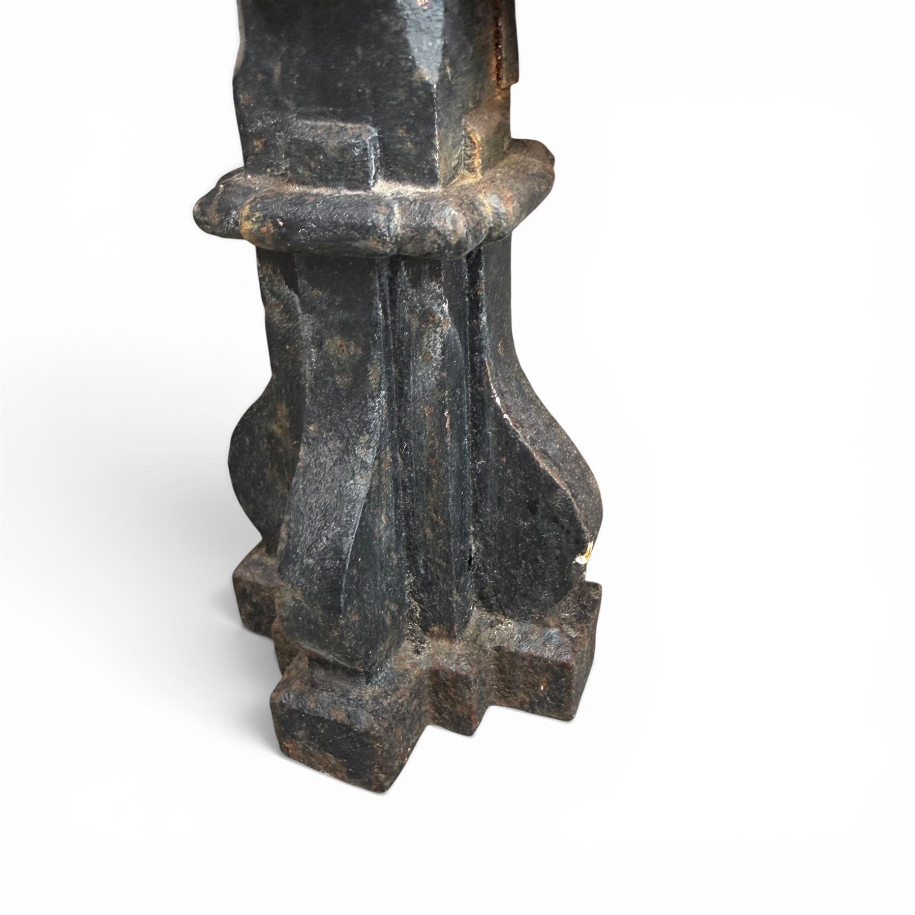 Late Victorian cast iron fireplace grate with turned and pointed finials