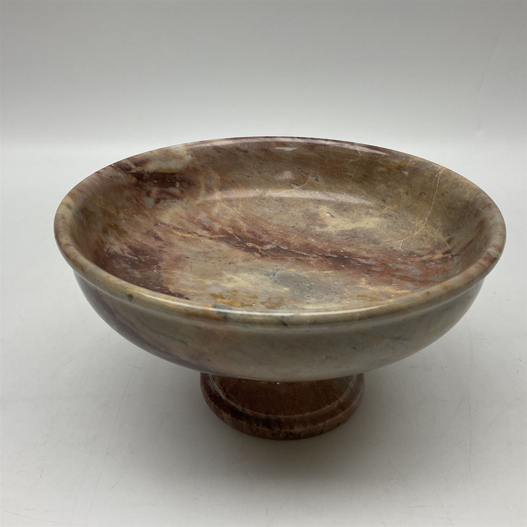 Pink veined marble bowl, of circular form, upon a spreading circular foot, D22cm, H12cm