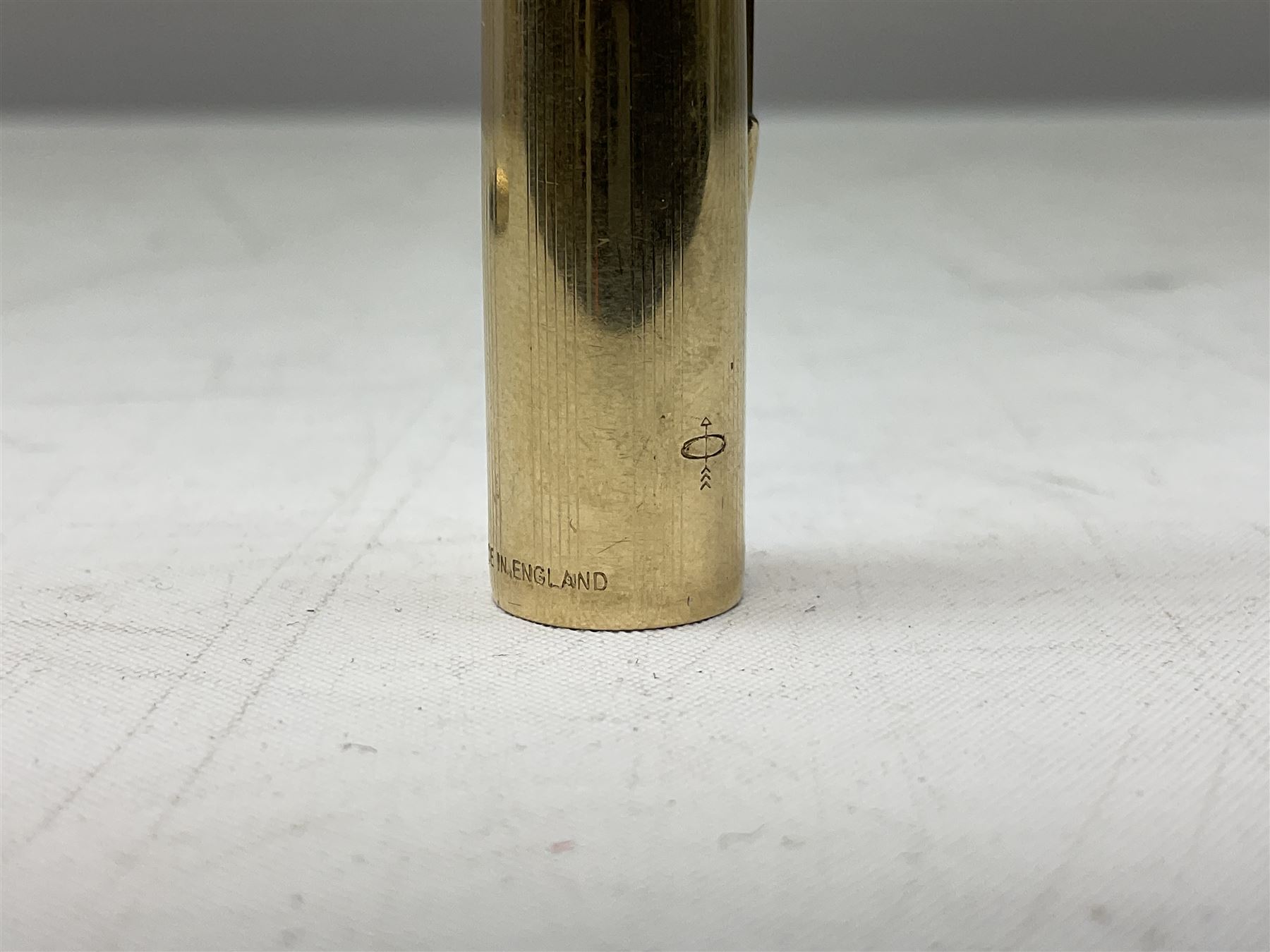 9ct gold propelling pencil with engine turned decoration and vacant cartouche, by S J Rose & Son, stamped 375, L12cm, together with a Parker 12ct rolled gold fountain pen, and two rose gold engine turned propelling pencils to include a rose gold example