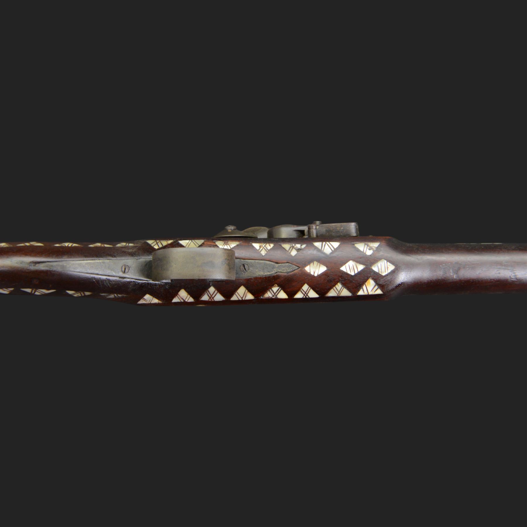 Indian Jezail style flintlock blunderbuss with 61cm bell mouth blunderbuss barrel with engraved floral design, the butt with mother of pearl triangular inlays, overall L97cm