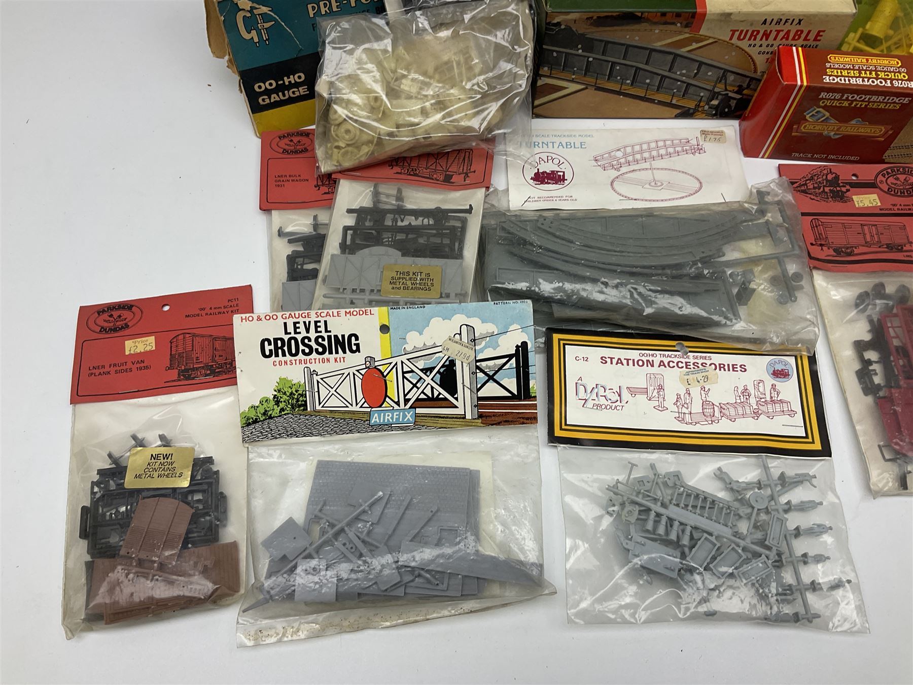 '00' gauge trackside accessories including Metcalfe kits for Platform, Goods Shed and Signal box, Superquick locomotive shed, Airfix kits for locomotive, wagons and buildings etc, Dapol Station Accessories and Turntable, six Parkside Dundas wagon kits, Hornby Footbridge etc; most boxed or packaged