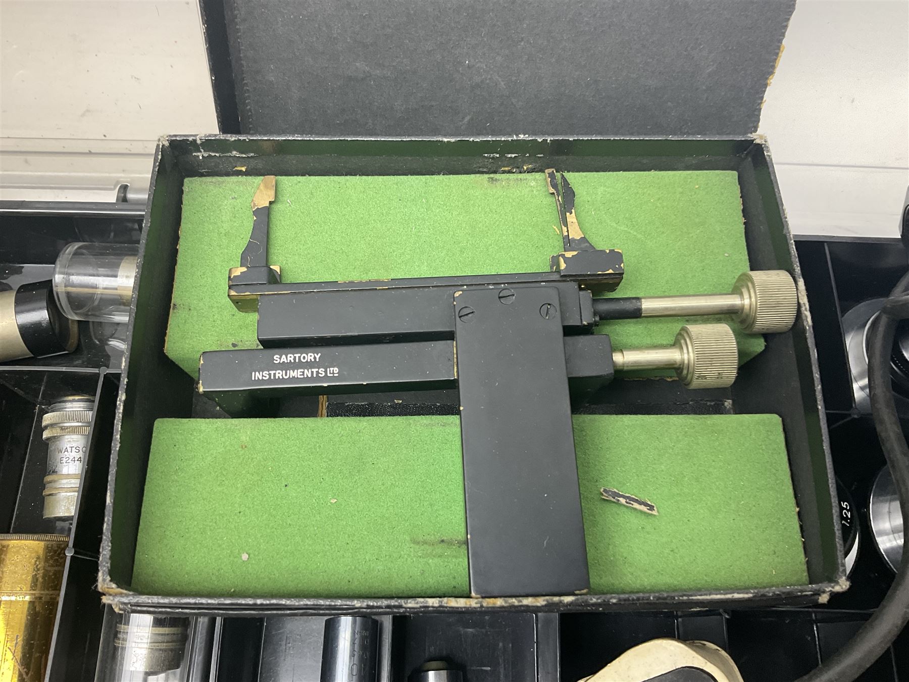 Large collection of microscope lenses, for various microscopes 