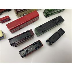 Thirty-one modern die-cast models of buses, coaches and wagons of various scales by EFE, Lledo, Oxford Die-Cast, Atlas etc, to include EFE 15702, 15704 and 15708 boxed; further models are unboxed 