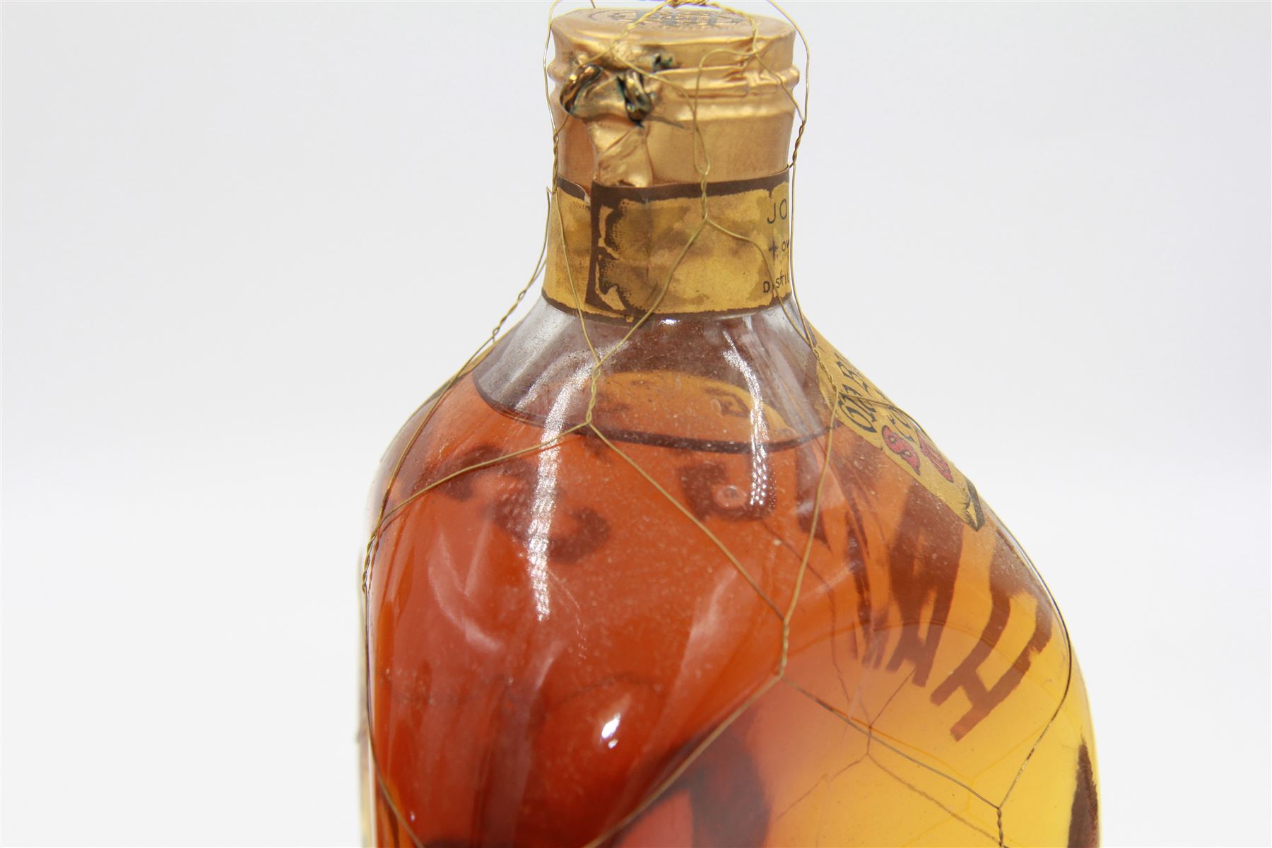 Three bottles of John Haig & Co whiskey, comprising The Original Dimple, 15 year old de luxe Scotch whisky 70cl, 40% Vol and two Dimple, Old Blended Scotch whiskey 20fl oz 70% proof (3)