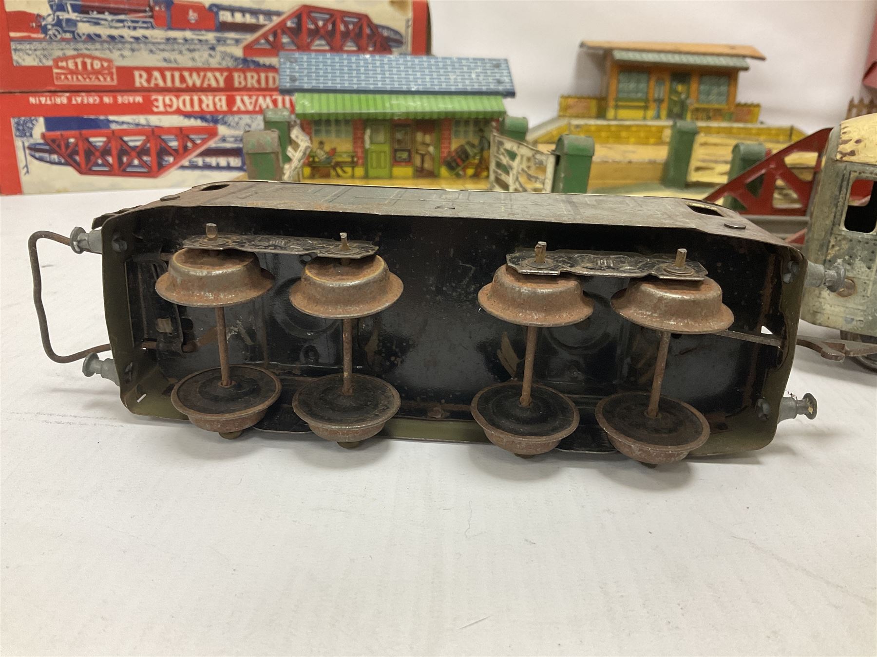 ‘0’ gauge - six boxed Hornby Hachette coaches comprising three Saloon Cars and three Dining Cars in original boxes; three loose ‘SNCF’ cars; three crossings, two Hornby/Meccano railway stations, one bridge and a water tank; two further Mettoy Railways ‘Railway Bridge’ in original boxes (17)