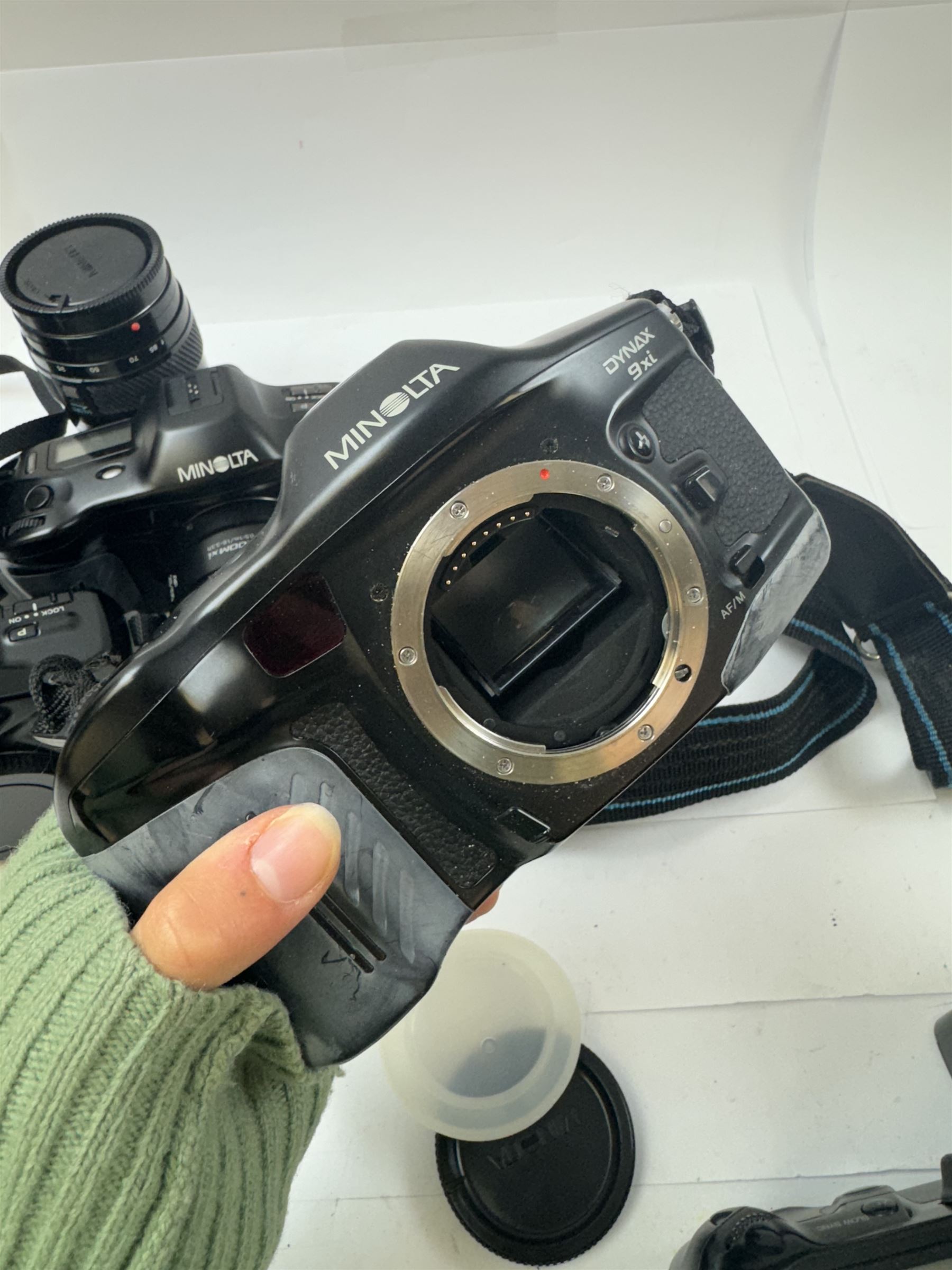 Six Minolta Dynax SLR camera bodies, comprising 800si serial no. 62703606, three 7xi examples, including one boxed example, serial nos. 20106944, 16123311 & 22107553, and two 9xi examples, serial no. 18209901 & 18202113, with three Minolta lenses, including Zoom xi 28-105mm 1:3.5(22)-4.5 lens, AF Zoom 28-85mm 1:3.5 (22)-4.5 lens and an AF Zoom 75-300mm 1:4.5(32)-5.6 lens, Hama carry case and other accessories