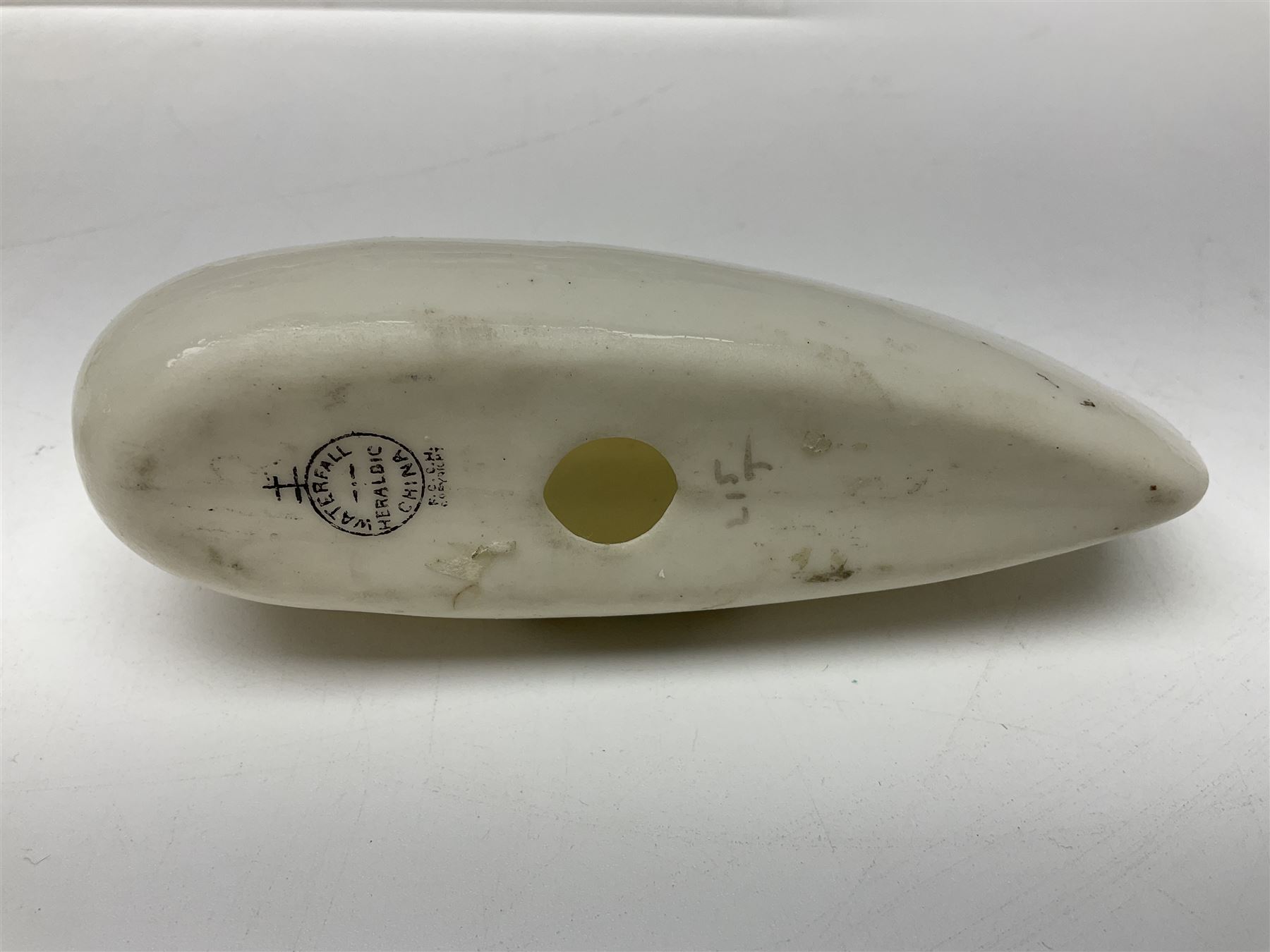 Ten WW1 crested china military models comprising submarine, four ships including Lusitania, four Zeppelins/balloons and an aircraft; various makers including Arcadian China, Swan China, Carlton China, Waterfall, Grafton China etc; various crests including Saint Neots, Great Yarmouth, Tewksbury, Swanage, Simons Town, Hull etc (10)