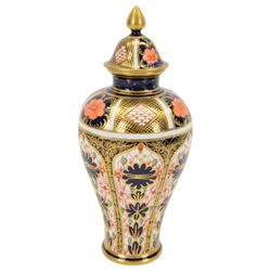 Late 20th century Royal Crown Derby Imari 1128 pattern vase and cover, of baluster form with domed lid, with printed marks beneath including lid H23cm