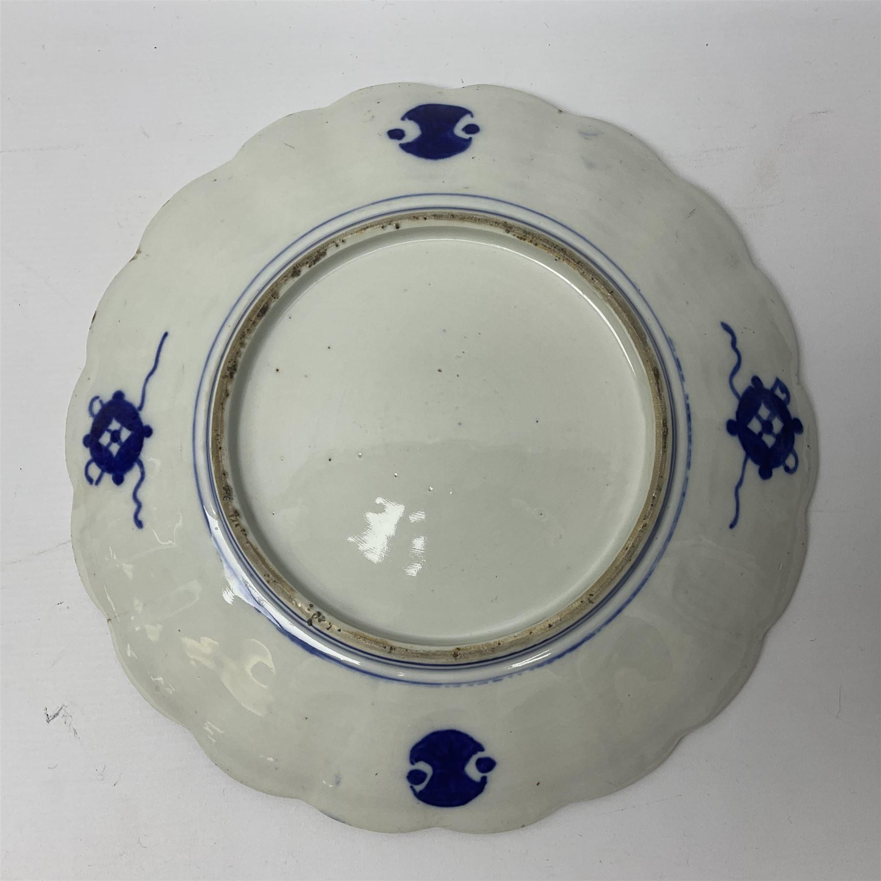 Three Japanese Imari chargers with scalloped edges, largest D38cm