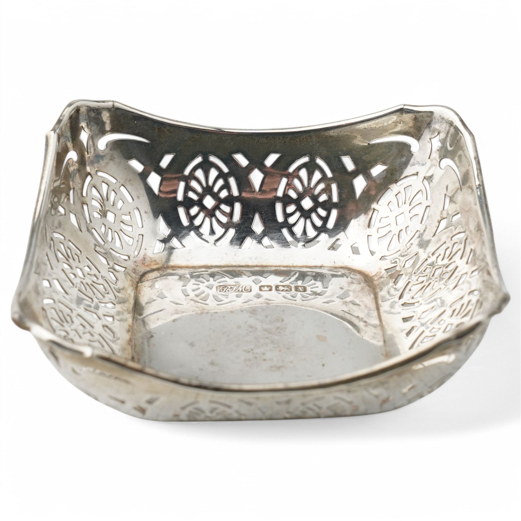Engine turned silver powder compact Birmingham 1938, silver oval salt and matching pepperette Birmingham 1901, small silver sweetmeat dish and napkin ring