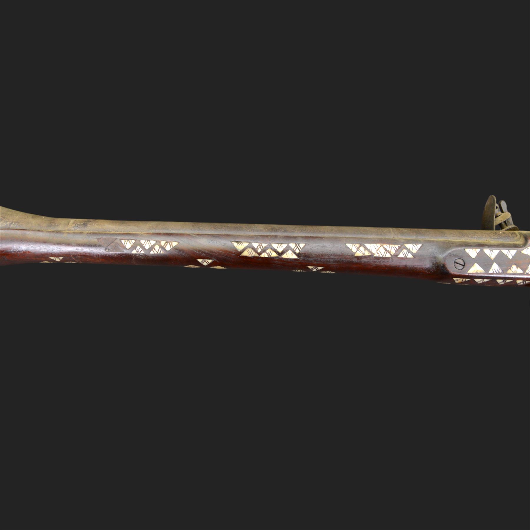 Indian Jezail style flintlock blunderbuss with 61cm bell mouth blunderbuss barrel with engraved floral design, the butt with mother of pearl triangular inlays, overall L97cm