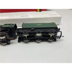 Hornby '00' gauge - Class 9F 2-10-0 locomotive 'Evening Star' No.92220; Standard Class 7P6F locomotive 'Britannia' No.70000; both boxed; and 4-6-2 locomotive 'Flying Scotsman' No.4472; in box base only with slip-case (3)