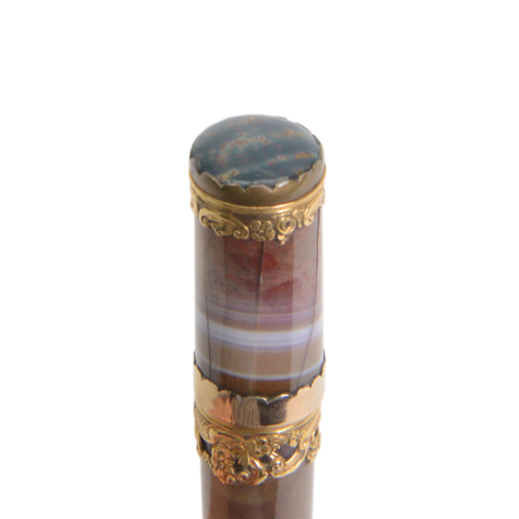 George III gold mounted agate bodkin case, of tapering cylindrical form with C scroll and foliate gold mounted, and inset bloodstone terminals to base and cover, L11cm

Provenance: From the collection of Andrew Chichester Everitt.