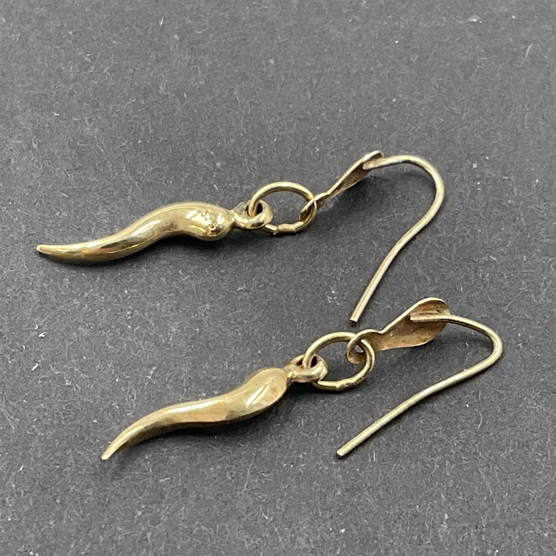 9ct gold jewellery, to include twist design herring bone link necklace, pair of textured hoop earrings and a pair of Italian horn pendant earrings