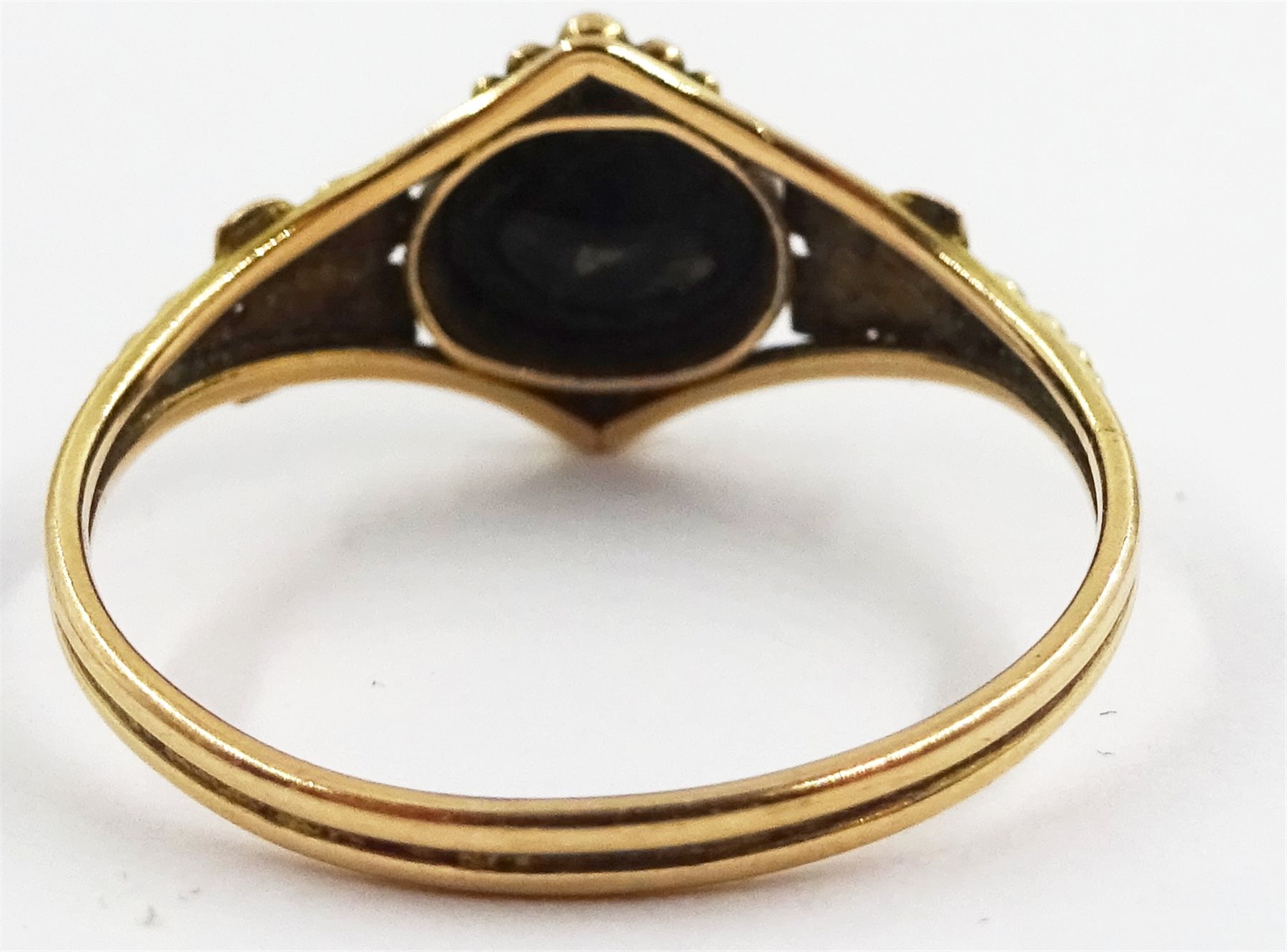 Gold Kambaba jasper ring and an Edwardian gold amethyst and seed pearl bar brooch, both 15ct