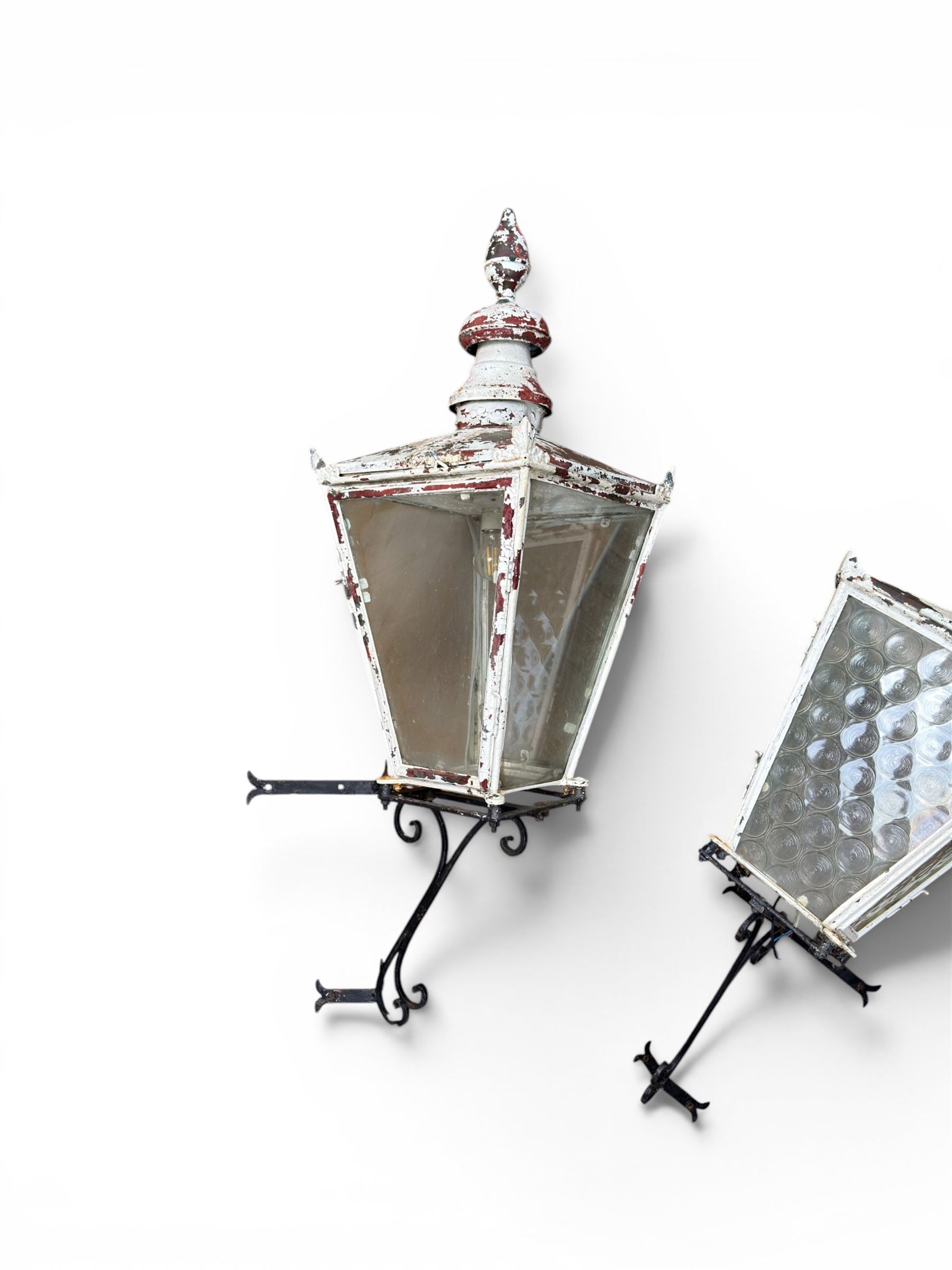 Foster & Pullen (Bradford est. 1896) - Good pair of late 19th century copper coach house or street lamps, painted in rustic white finish, with iron corner brackets, one with clear glass, the other with ring mottled glass, both converted to electricity, height with bracket 150cm