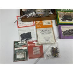 '00' gauge layout accessories - Langley Miniatures Footbridge kit, wagon kits by Nu-Cast, Colin Ashby, Slaters etc, layout chippings, fencing, sprues of figures and accessories, switches and motors, Peco Lectrics, name plates, transfers etc; most boxed or packaged