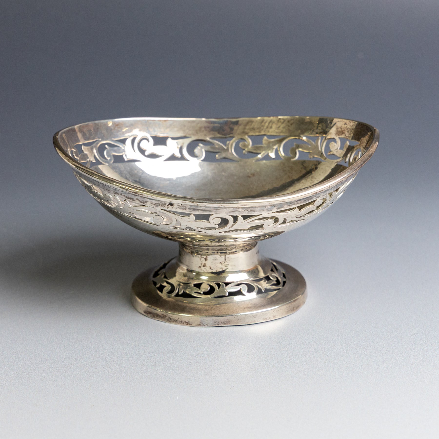 Indian silver bon bon dish, of oval form with pierced foliate decoration to sides and foot, H7cm, W12.5cm