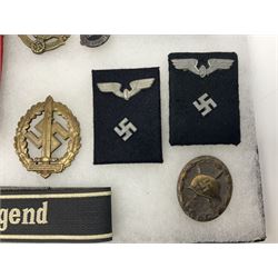 WW2 German Don Cossack epaulettes; and quantity of German insignia including SA Sports Badge for war wounded, Hitler Youth badge, Young Cossacks badge, Wound badge, Hitler Youth cuff title etc; in glass topped display box.