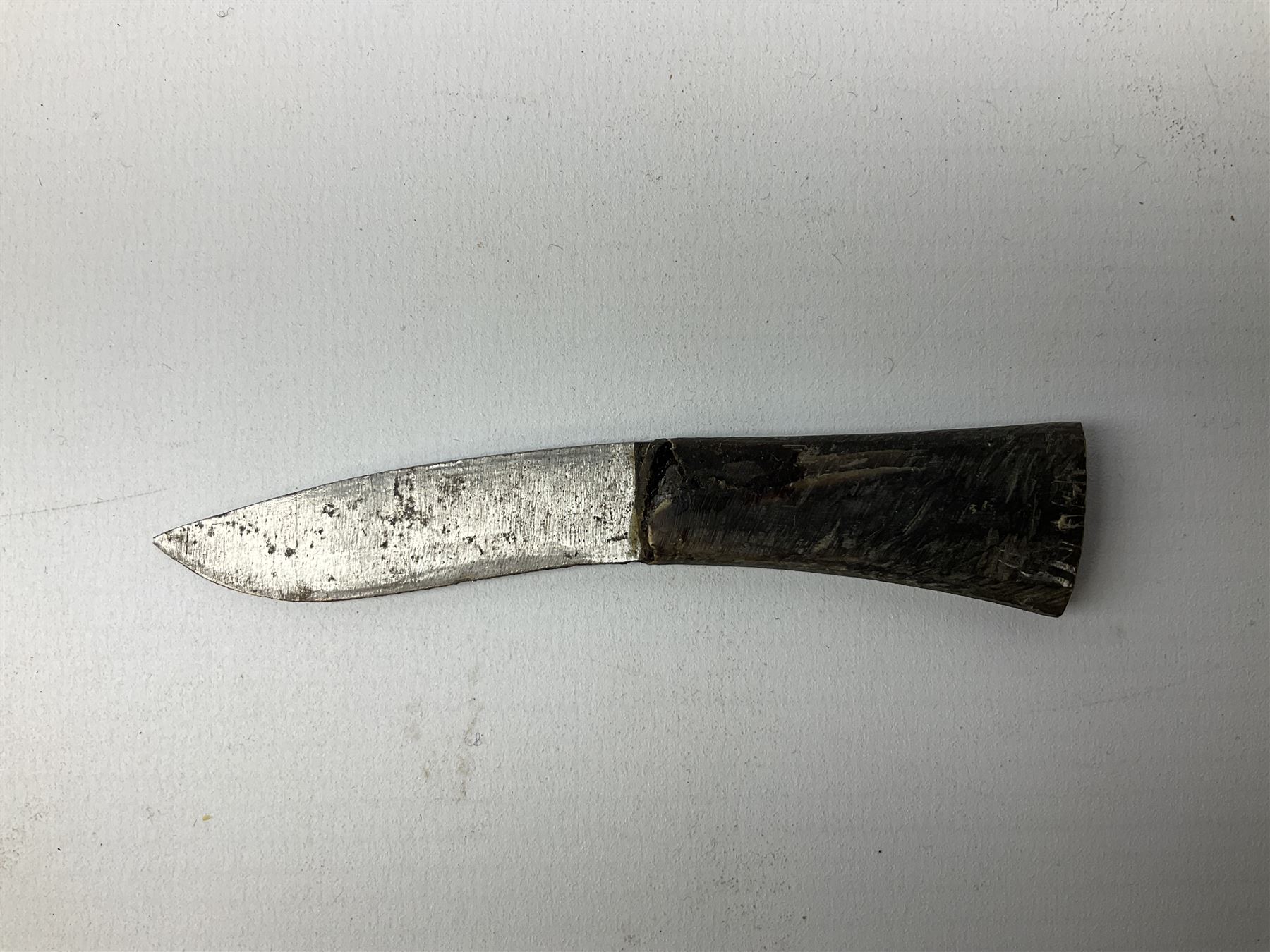 Post WW2 Gurkha kukri, in leather scabbard complete with two skinning knives, 42cm overall