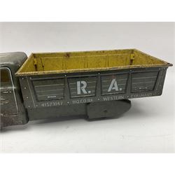 Louis Marx tin plate scale model of Royal Artillery Army transport lorry, circa 1940, H11cm, L32cm 