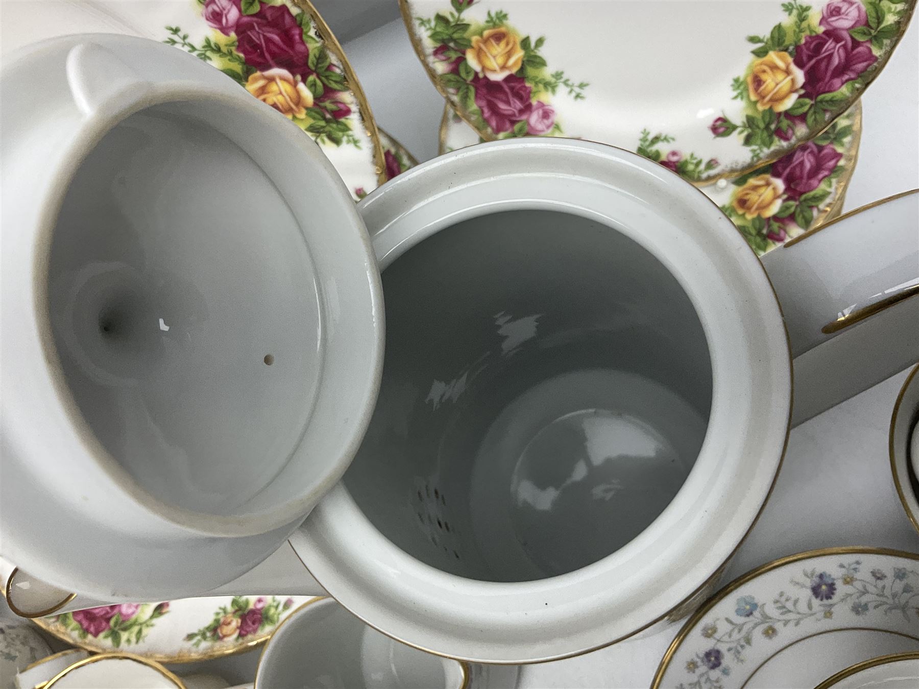 Royal Albert Old Country Roses pattern dinnerwares, to include four dinner plates, four cups and saucers etc, together with Noritake tea service 