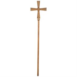 Early 20th century Arts and Crafts 6’ oak processional cross, the tapered cruciform head with circular boss, mounted on a long cylindrical octagonal shaped staff