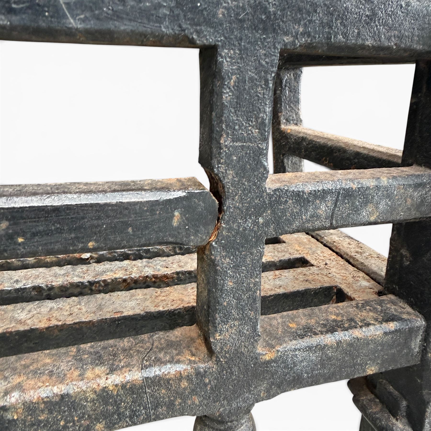Late Victorian cast iron fireplace grate with turned and pointed finials