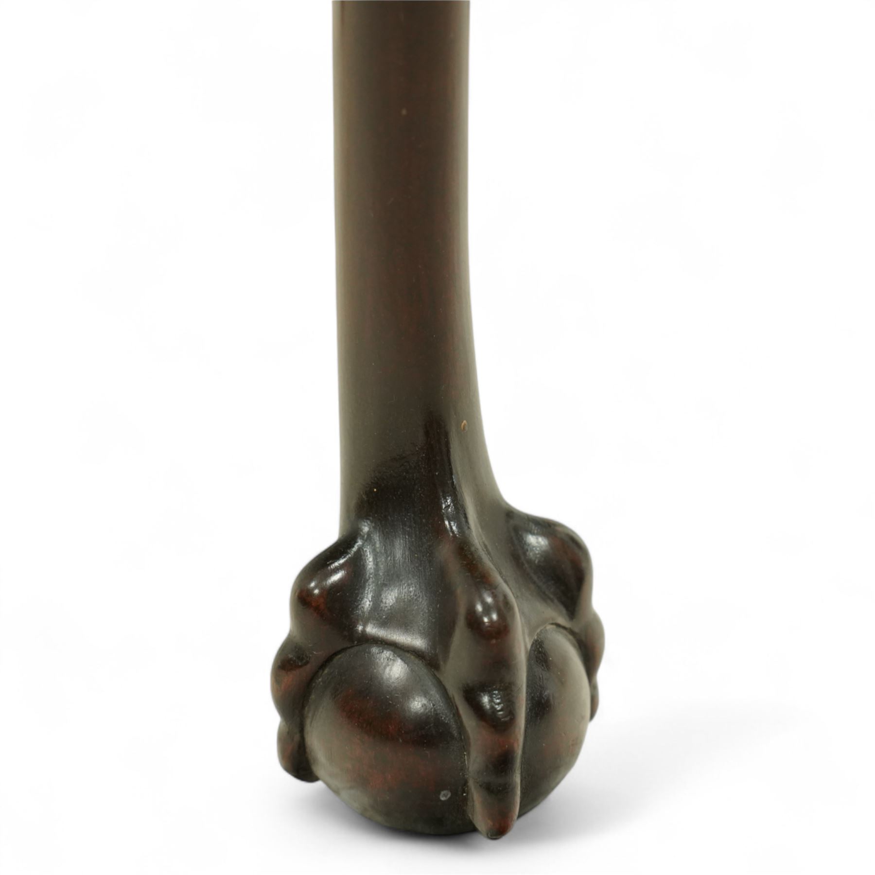 Early 20th century mahogany circular occasional table, moulded top with gadroon edge over carved cabriole legs with acanthus decoration to the knees, terminating in claw and ball feet