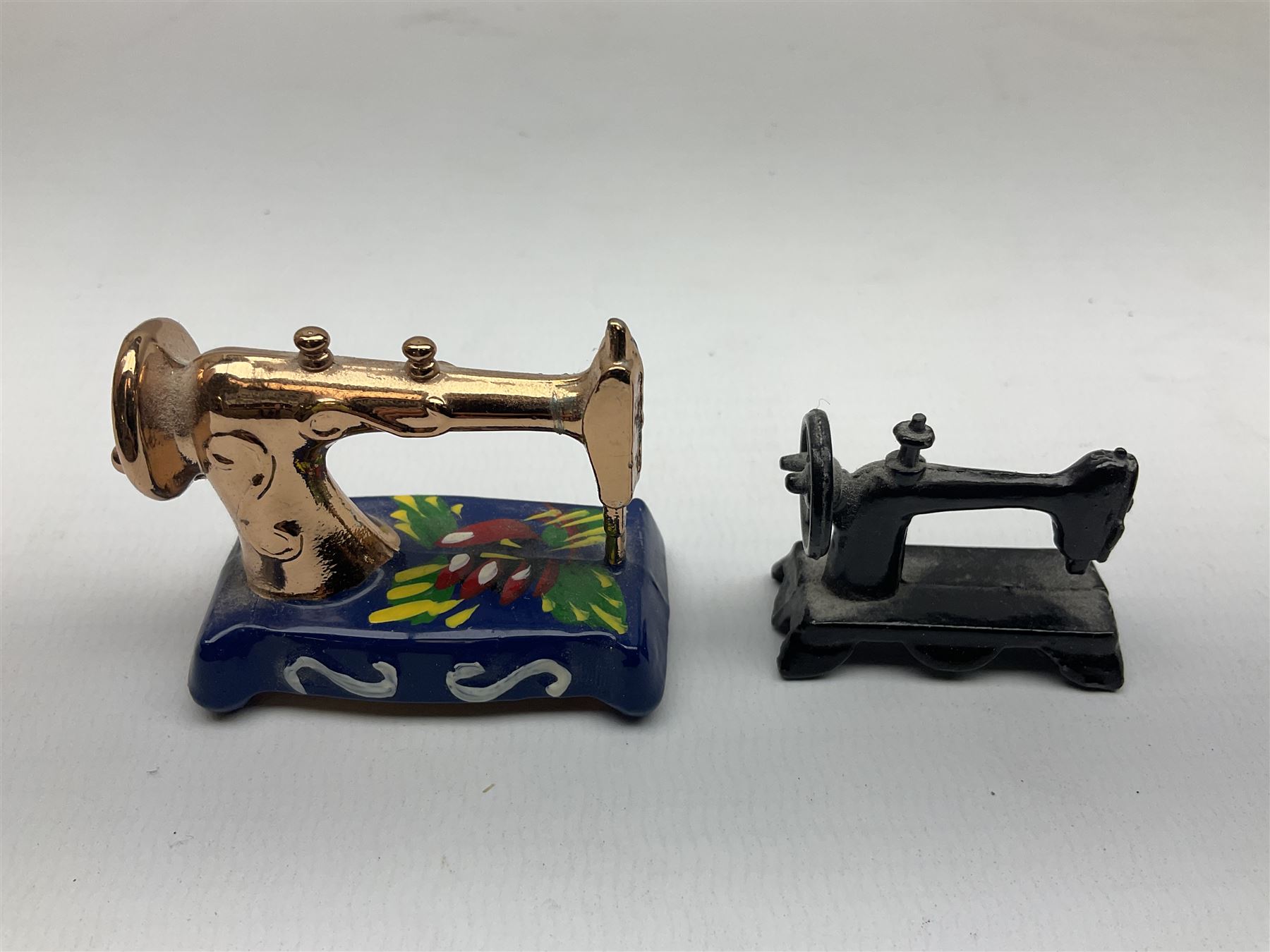 Singer mini sewing machine, together with Holly hobbie mini sewing machine and other sewing machine models, Singer H15cm