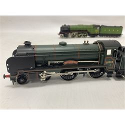 Various makers ‘00’ gauge - Hornby Class D41/1 4-4-0 ‘Yorkshire’ locomotive no.62700 in BR black and Green Schools Class 4-4-0 ‘Wellington’ locomotive no.30902 in BR green; G&R Wrenn Class R1 Tank 0-6-0T locomotive no.1127 in green; Trix Trains Class A2 4-6-2 ‘A.H.Peppercorn’ locomotive no.525 in LNER green (4) 