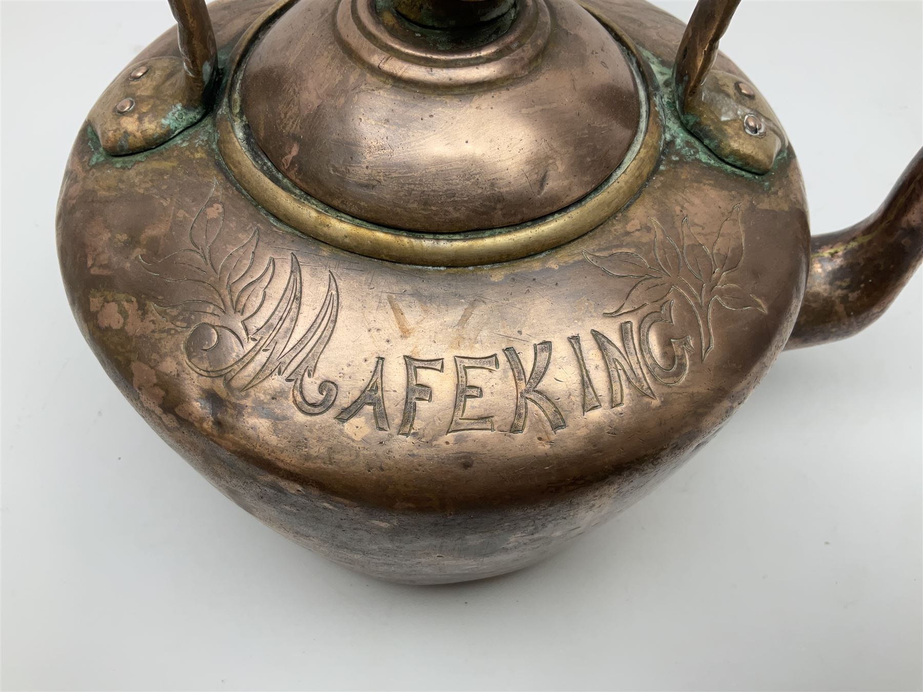 Engraved copper kettle, with Baden Powell Mafeking decoration with union jack flags, with finial modeled as Baden Powell, H31cm