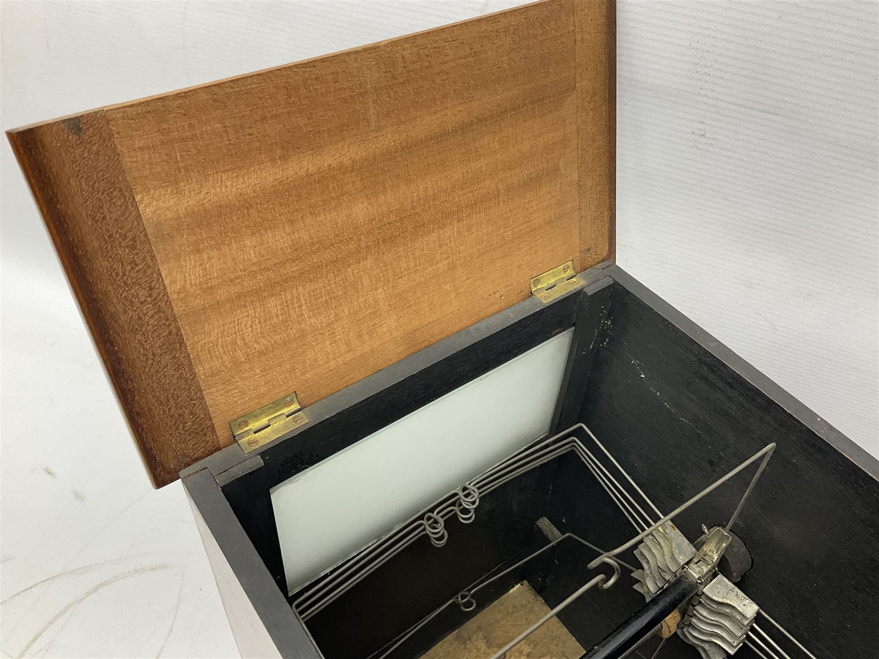 Mahogany tabletop Stereo viewer, with four Valentine Blancherd stereograph views of London, H32cm