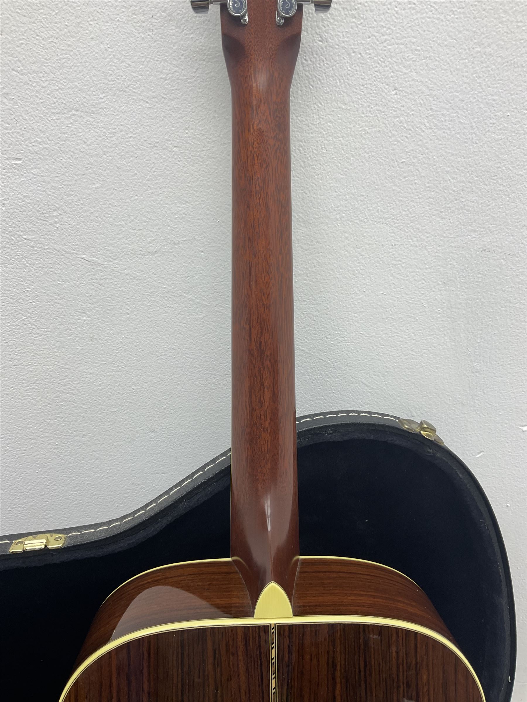 Santa Cruz Guitar Company acoustic guitar No.D2243 with Richard Hoover label L103cm; in hard carrying case