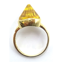  18ct gold ring set with yellow cornelian stamped 750  