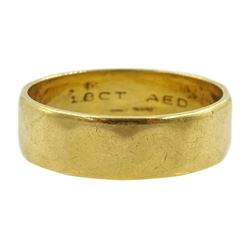 18ct gold wedding band, stamped